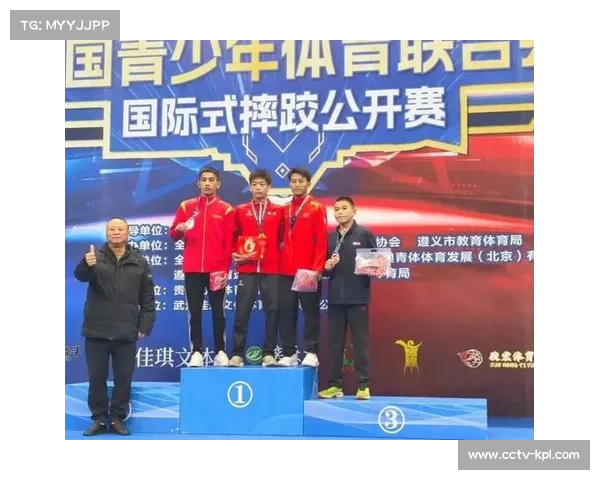 德阳奥校摔跤队积极备战,窦熠涵夺冠激励队友 德阳奥校摔跤队积极备战,窦熠涵夺冠激励队友