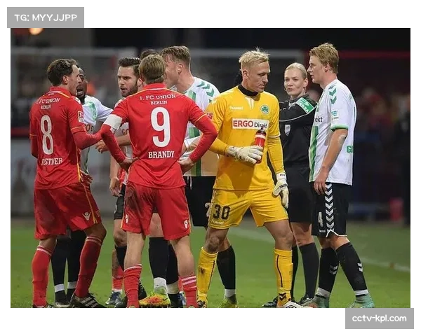 特写瞬间:波鸿球员进球后冲向场边,与刚刚出生的孩子隔空庆祝